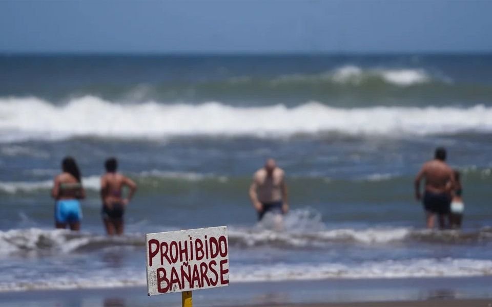 Olas gigantes en Pinamar dejaron varios heridos: uno está en terapia intensiva