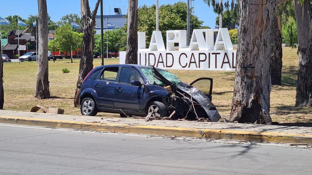 Brutal impacto y milagro en el ingreso a La Plata