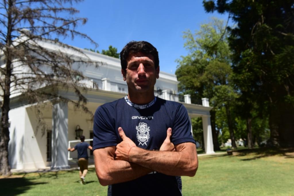 En el patio de su casa, Chirola Romero promete sacrificio y humildad