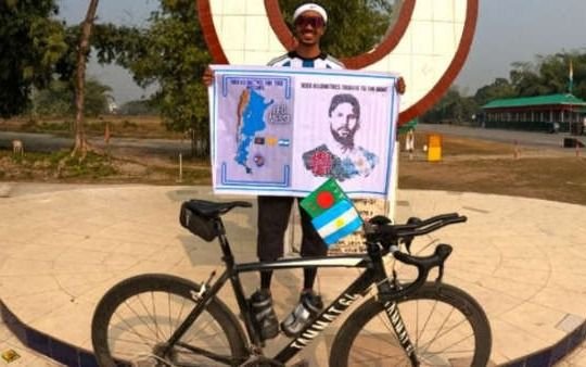 Locura por Messi en Bangladesh: la historia de un ciclista que recorrió 1.003 kilómetros en homenaje al 10