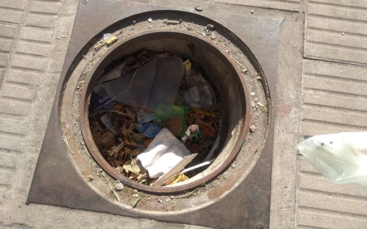 Vecinos reclaman por la reparación de una tapa de desagüe en 3 y 58