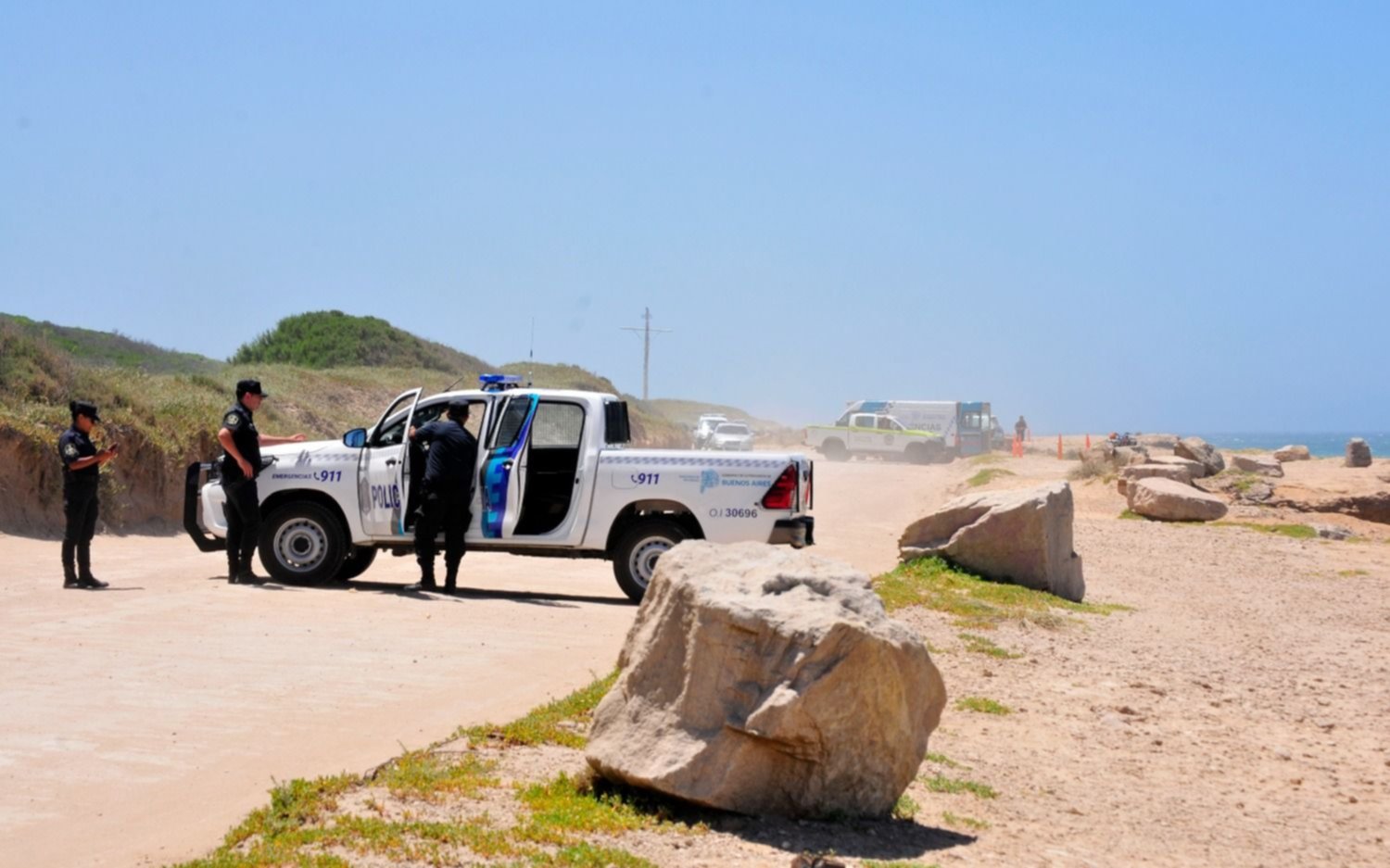 Encuentran asesinada a una joven en el pozo ciego de su casa: buscan a su pareja
