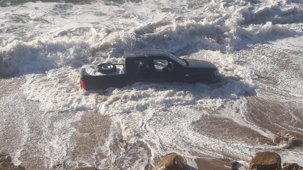 Mataron a una mujer y buscan al novio, que tiró su camioneta al mar