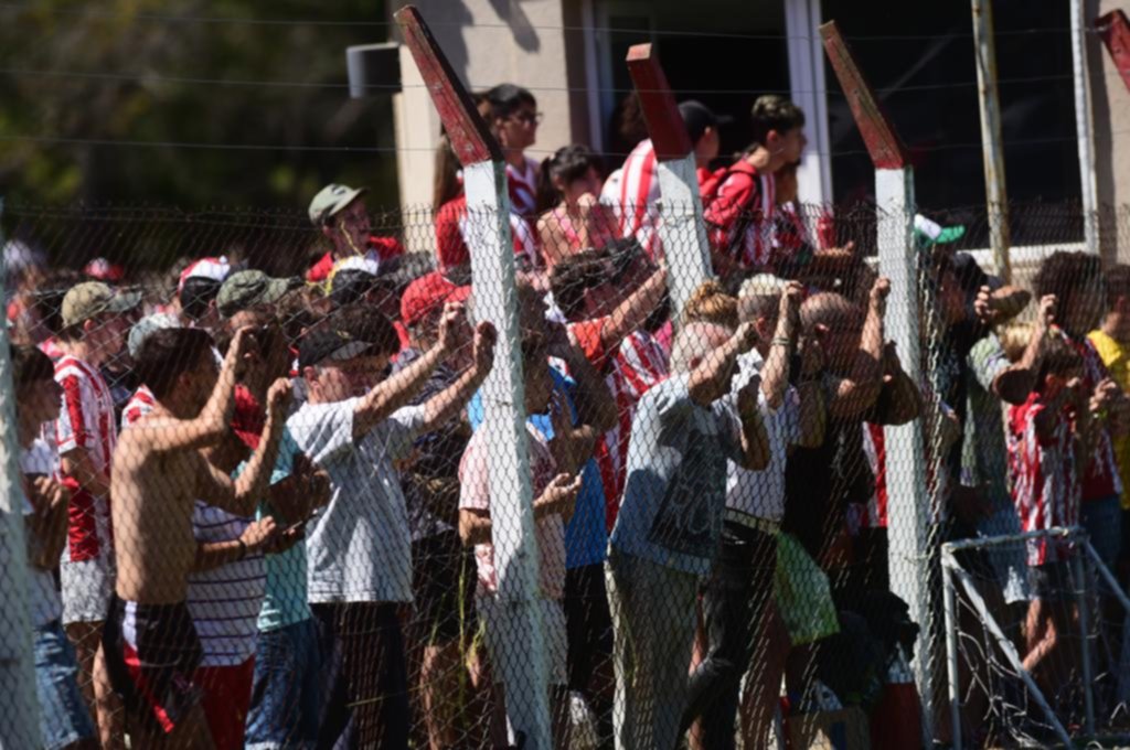 Locos por el Pincha: más de 2000 hinchas presentes en City Bell
