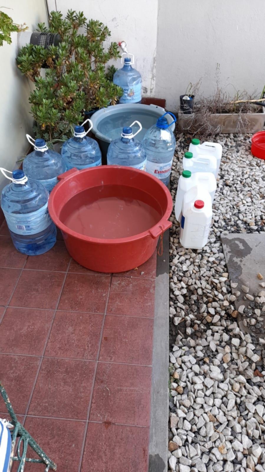 Baldes, palanganas y bronca en otra jornada con servicios en problemas
