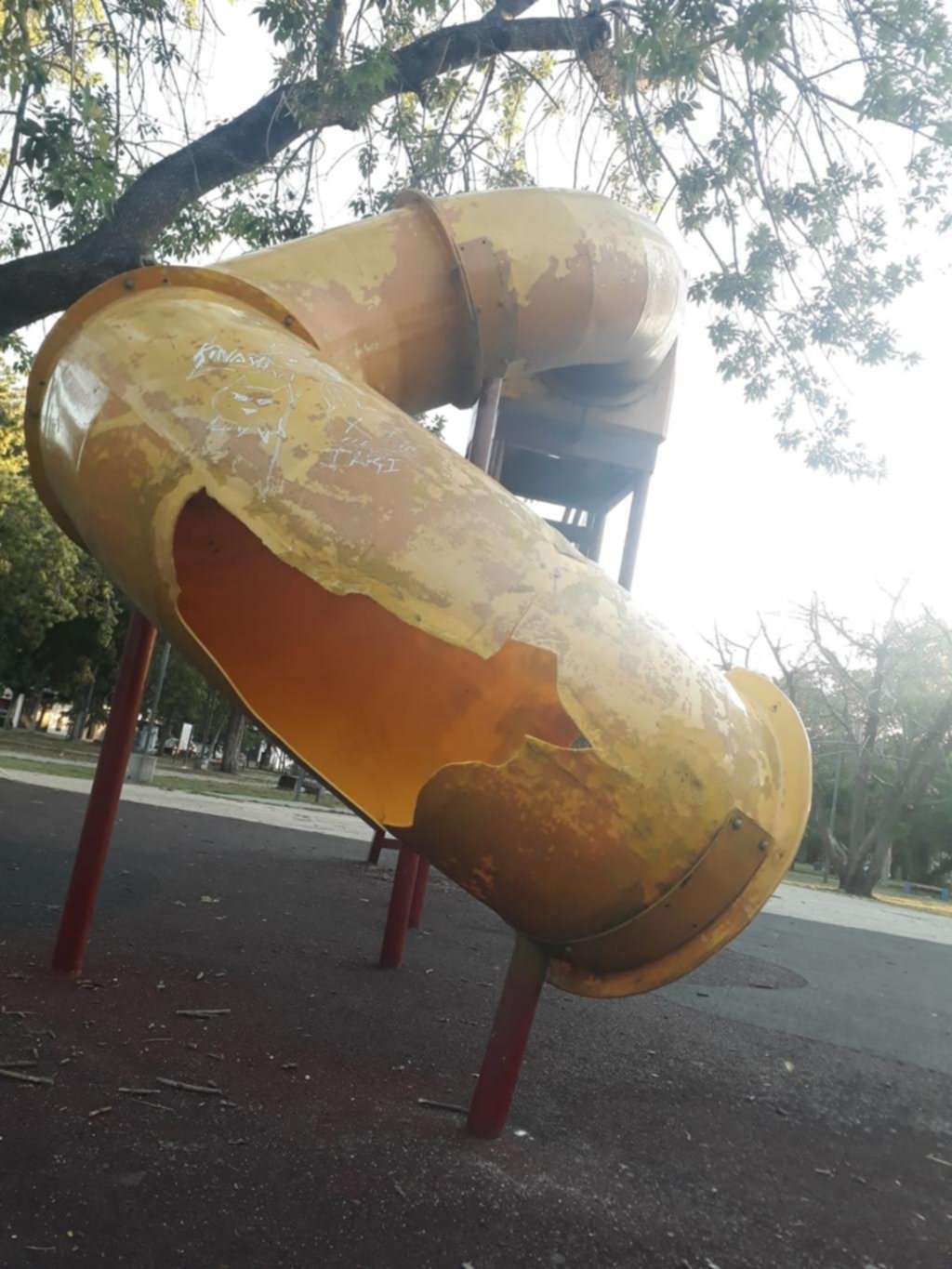 Berisso: juegos dañados y residuos peligrosos en la plaza