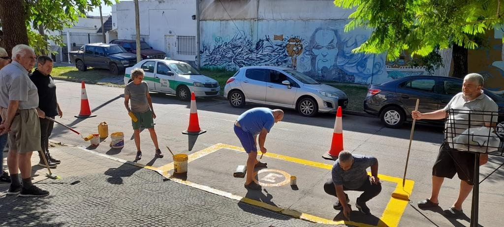 Taxistas platenses salen a señalizar las calles de la Ciudad