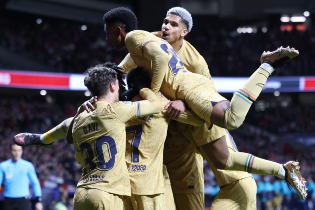 Barcelona ganó el clásico y manda en el fútbol español