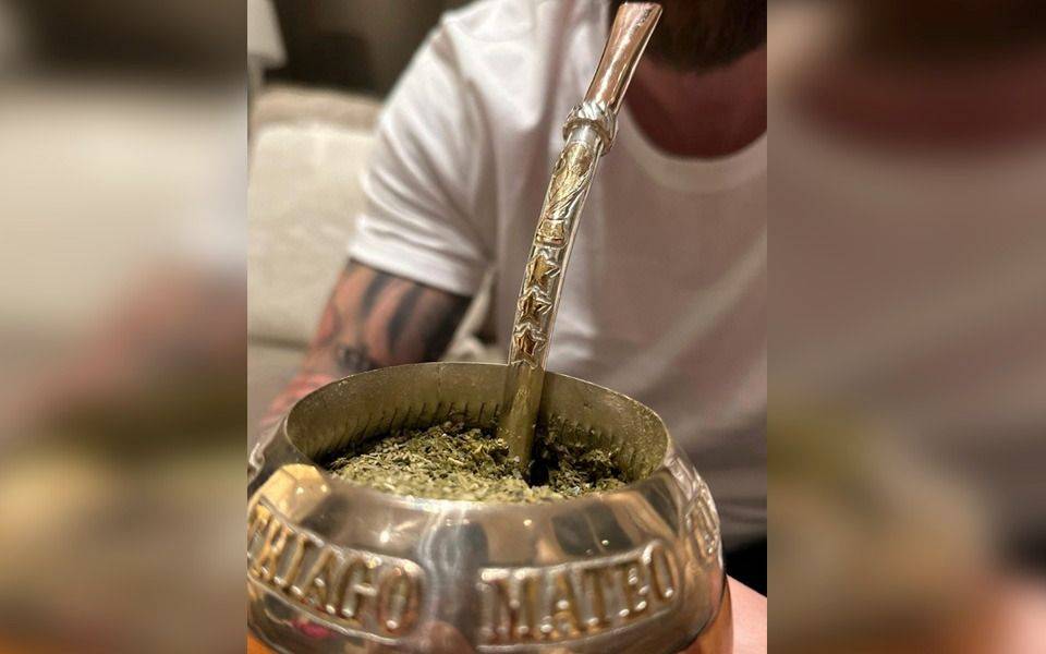 Furor por el mate de Lionel Messi con dedicatoria al campeón del mundo