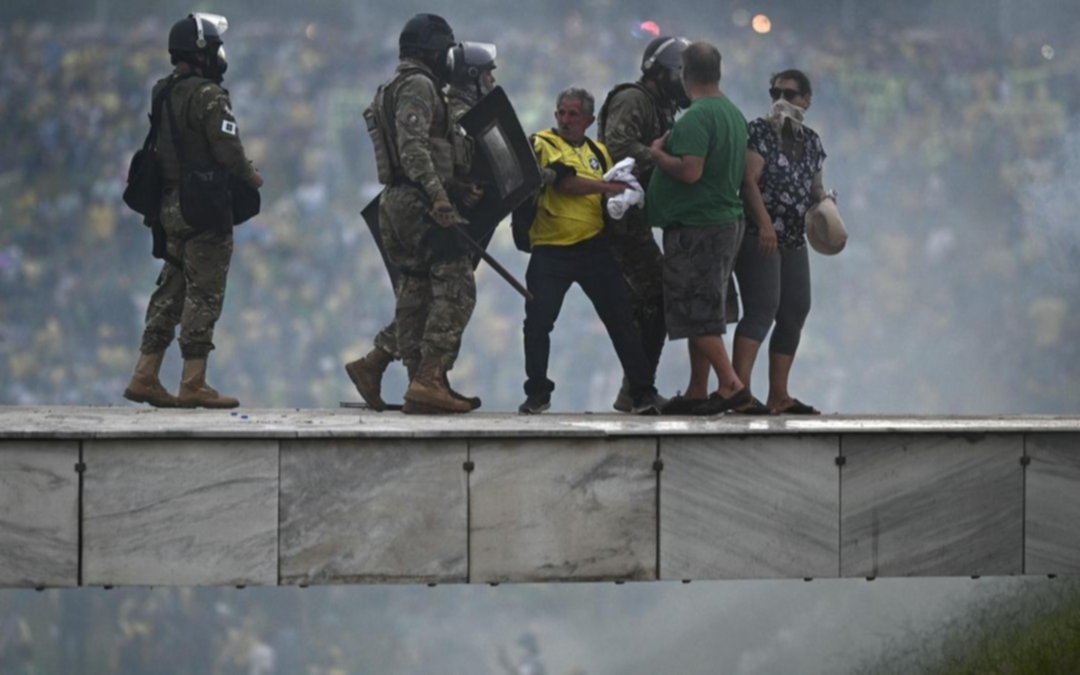 Ataques en Brasil: con 1200 detenidos, comienzan a investigar vínculos con la policía