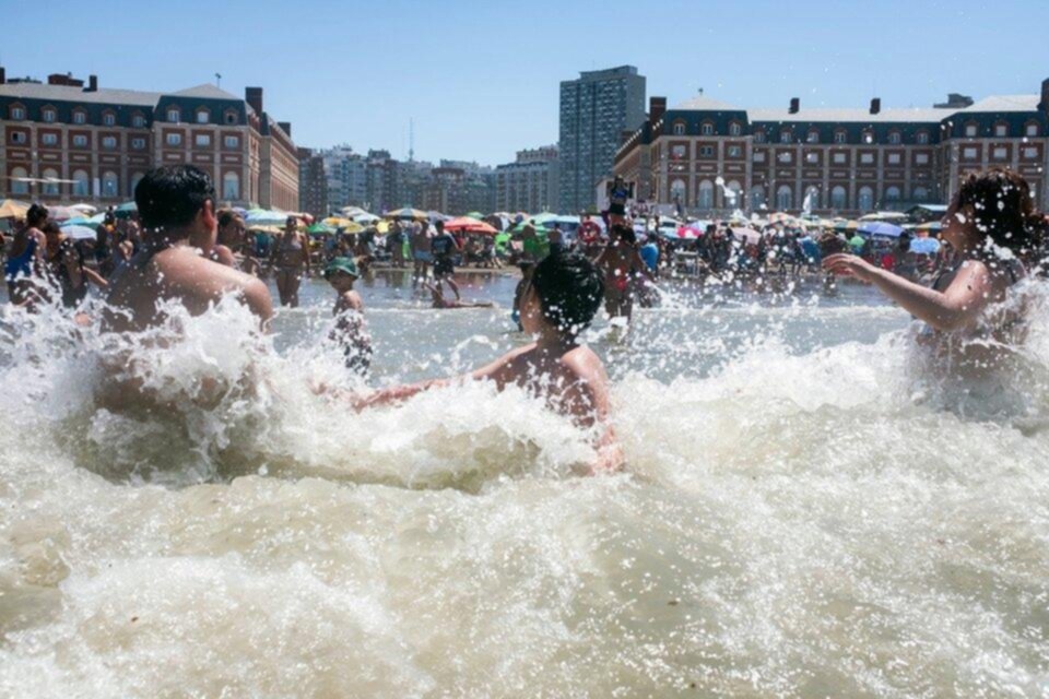 Observan que el agua en Mar del Plata está menos fría
