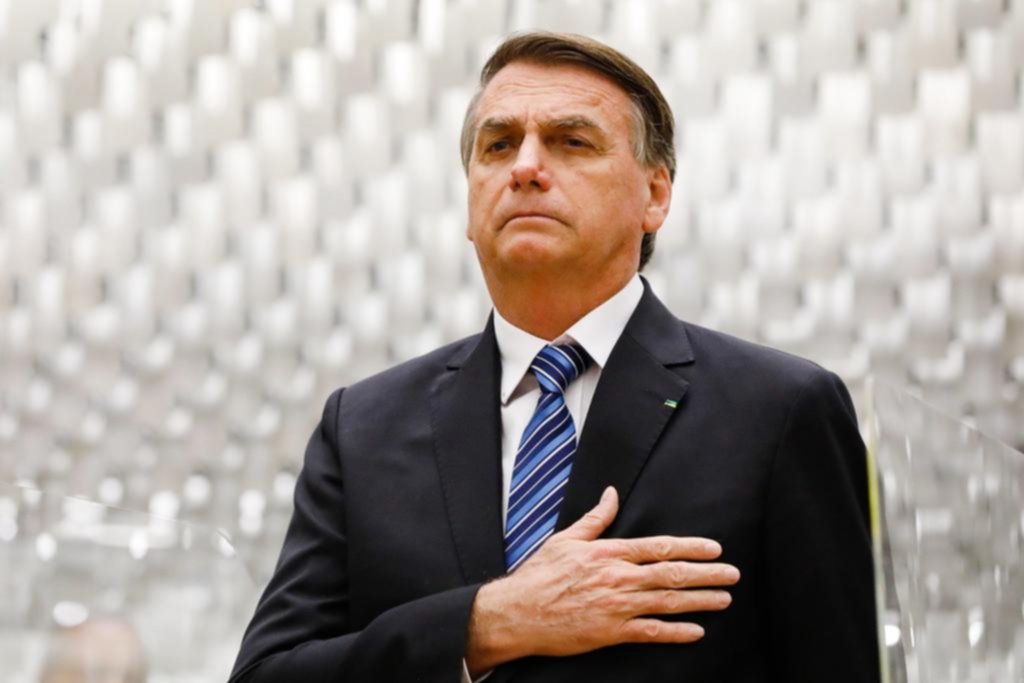 Bolsonaro fue internado por dolores abdominales