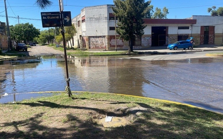 Vecinos denuncian inundación de esquina en la Ribera de Quilmes  
