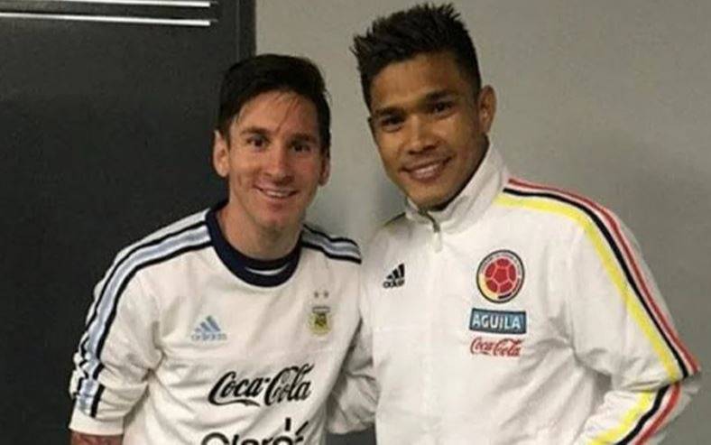 Nuevo escándalo de Teo Gutiérrez: rifó una camiseta de Messi y se quedó con el premio