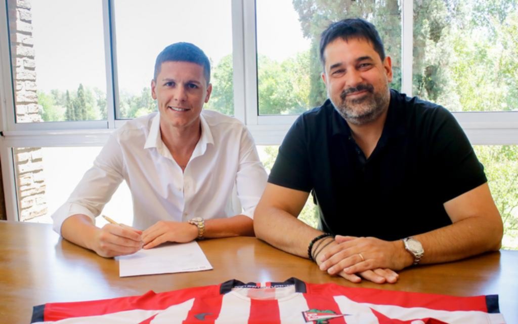 Carrillo puso la firma y le dejó un mensaje a los hinchas: “Ojalá pueda hacerlos felices”
