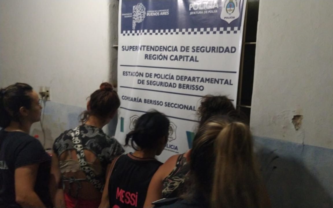 Berisso: los allanaron por amenazas, les encontraron "plantas" y armas de fuego y terminaron en la seccional