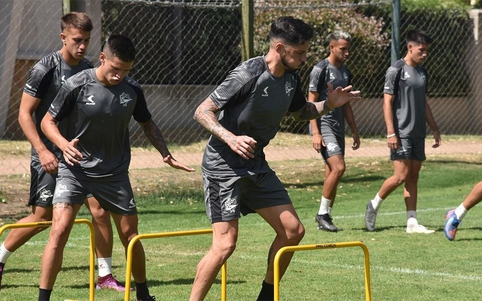Estudiantes se entrenó en Montevideo en la previa del encuentro con Peñarol: el probable once de Balbo
