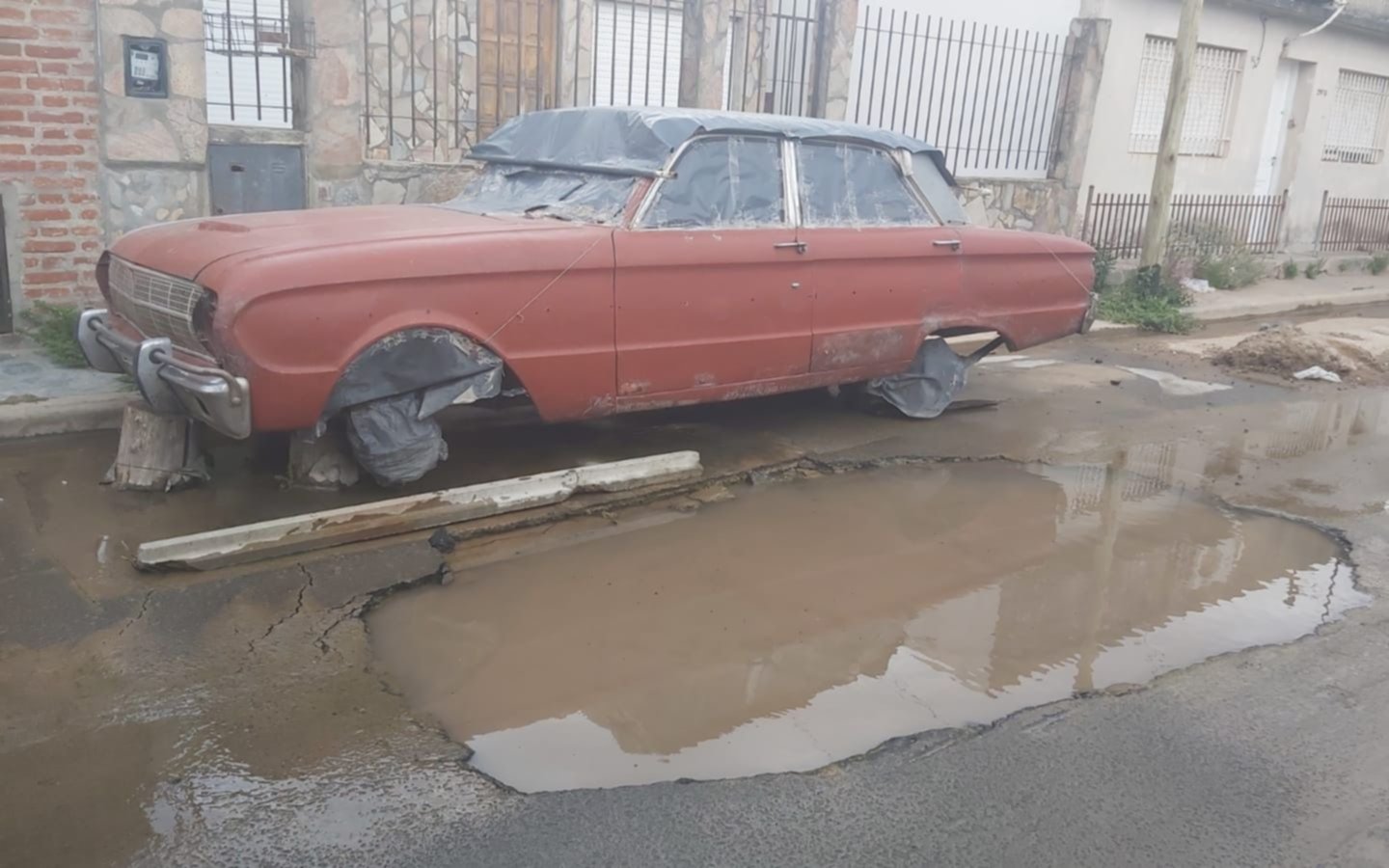 "El pozo tiene el tamaño de un auto", la queja de los vecinos de 1 y 77 por una gran pérdida de agua