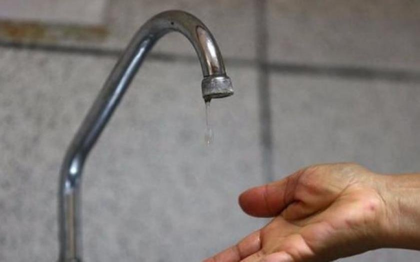 Vecinos se quejan por falta de agua
