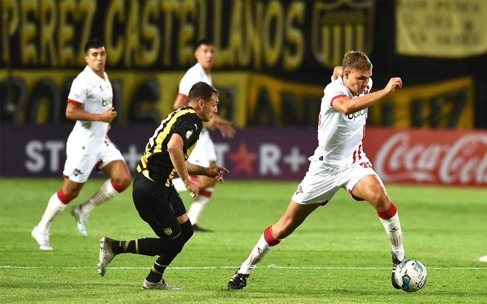 Estudiantes no sostuvo la ventaja, se lo dieron vuelta y cayó 3 a 2 ante Peñarol