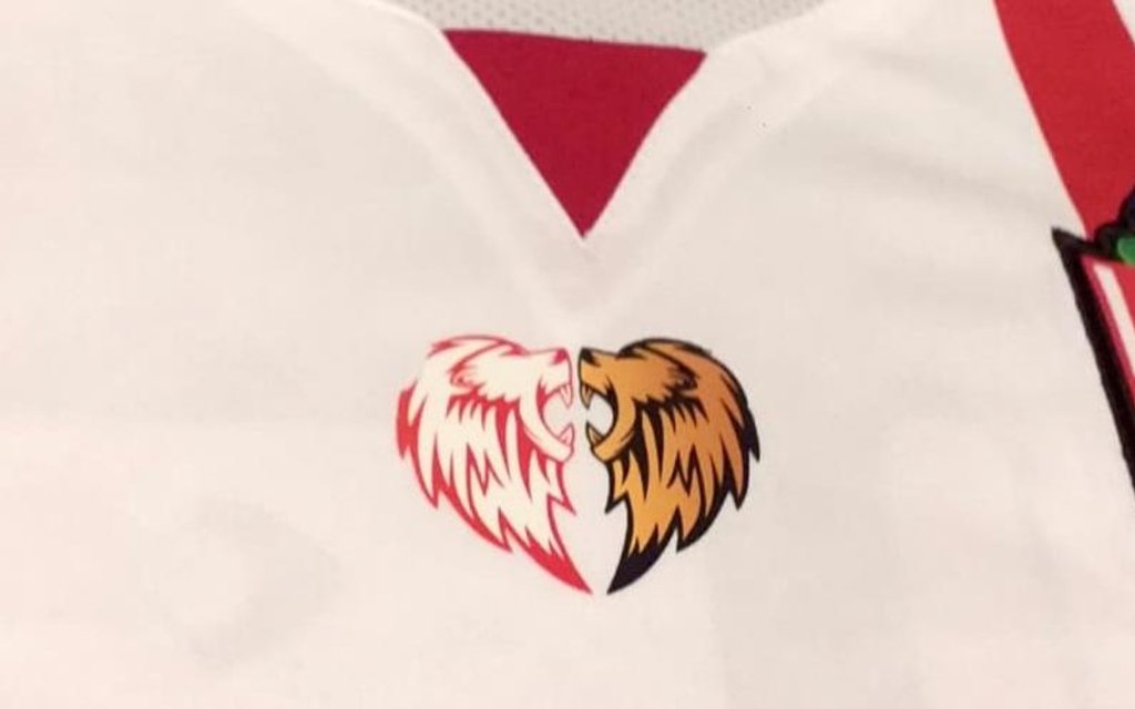 El detalle de los dos leones compartidos en las camisetas