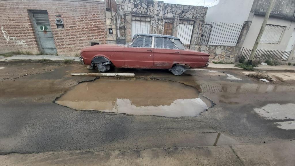 El colmo de la laguna que se formó en una zona con baja presión en las viviendas