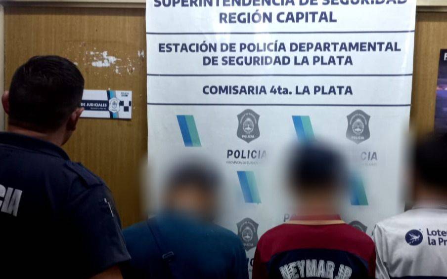La Plata: reventaron la vidriera de una panadería y al llegar la policía salieron corriendo