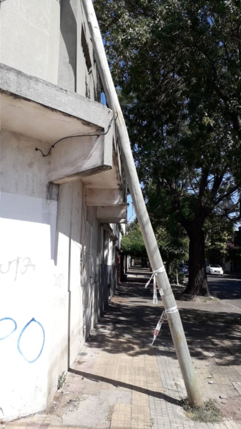 Temor en 2 y 71 por un poste inclinado contra una casa