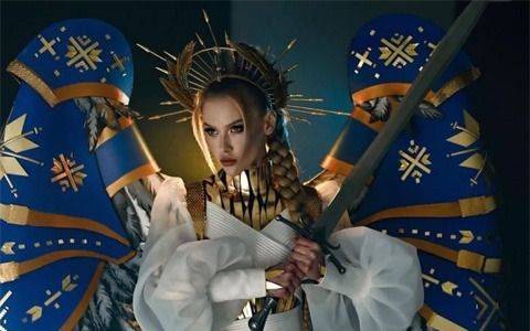 Miss Ucrania se roba todas las miradas como 'guerrera de luz' en Miss Universo