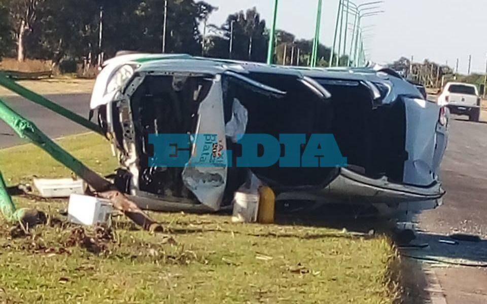 Fuerte accidente en el Camino a Punta Lara con vuelco y choque contra una columna