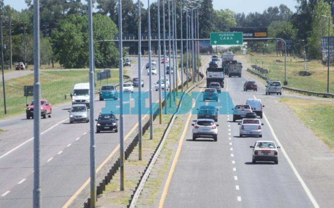 Recambio turístico a todo ritmo en la Ruta 2: más de 2000 autos por hora rumbo a la Costa