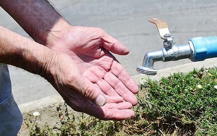 Vecinos de un barrio platense afirman "no tener ni una gota de agua en el tanque"