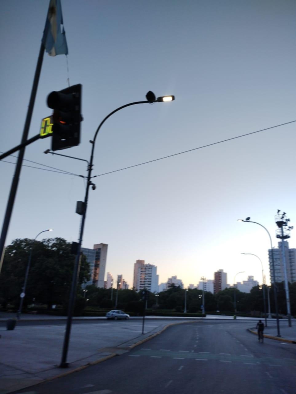 Piden el cambio de una bandera en Plaza Moreno