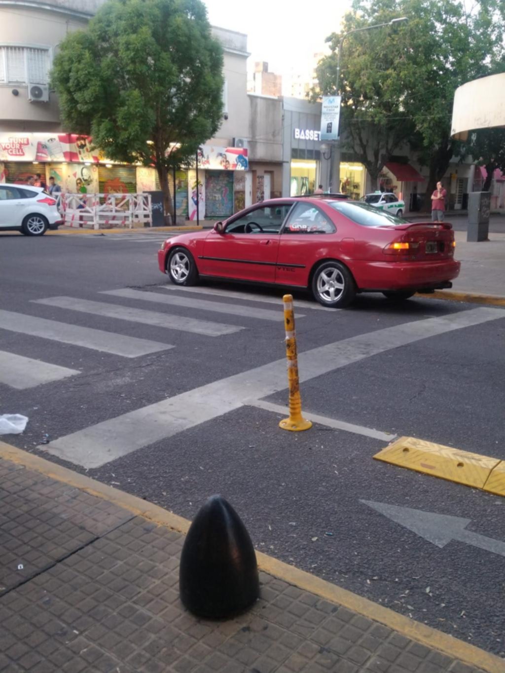 Otro reclamo por un auto estacionado en infracción