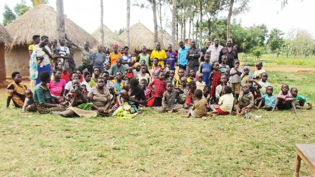 Comunidad: cerraron la fábrica tras tener el hijo número 100: un ugandés, en apuros