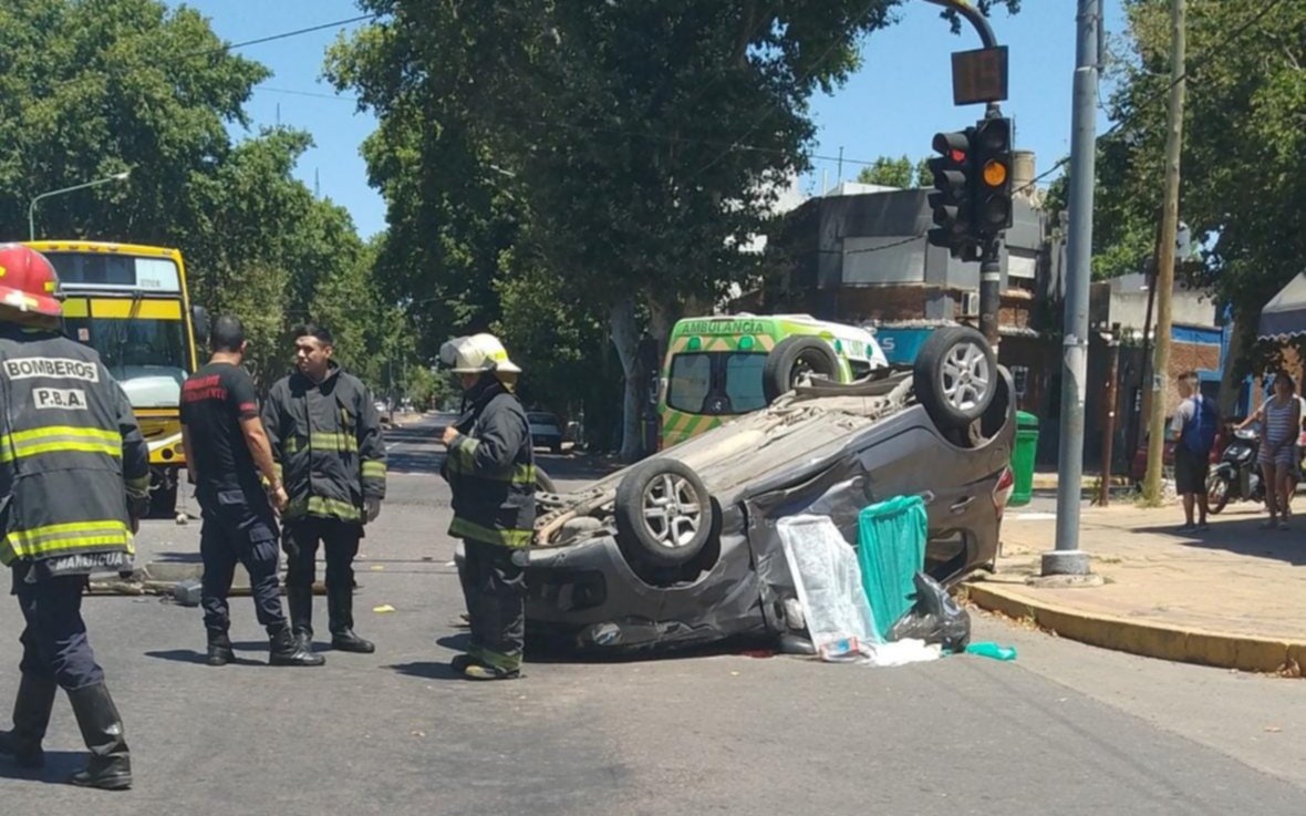 Fallece un hombre en un choque entre un micro de la línea Este y un vehículo particular