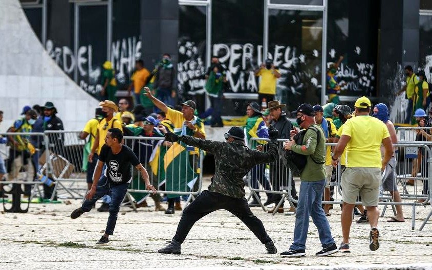 Revelan que militares impidieron la detención de atacantes de los edificios públicos de Brasil