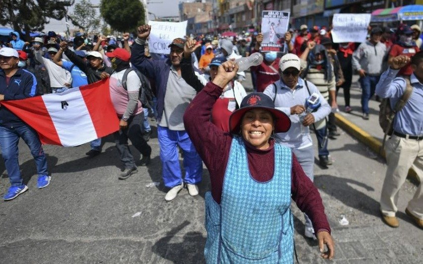 Habilitan en Lima y otras ciudades de Perú la intervención militar frente a protestas populares