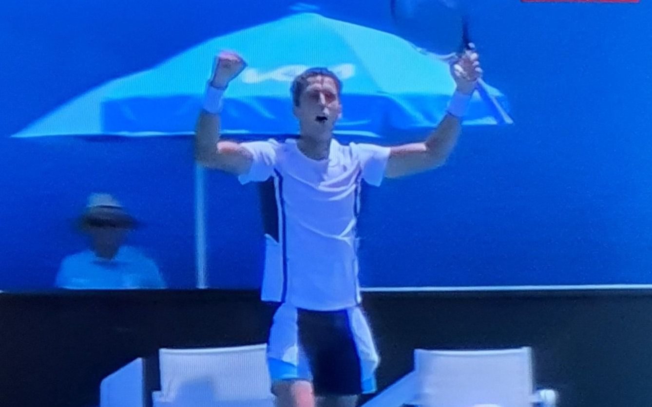 El platense Etcheverry ganó su primer partido de Grand Slam y avanzó en el Abierto de Australia
