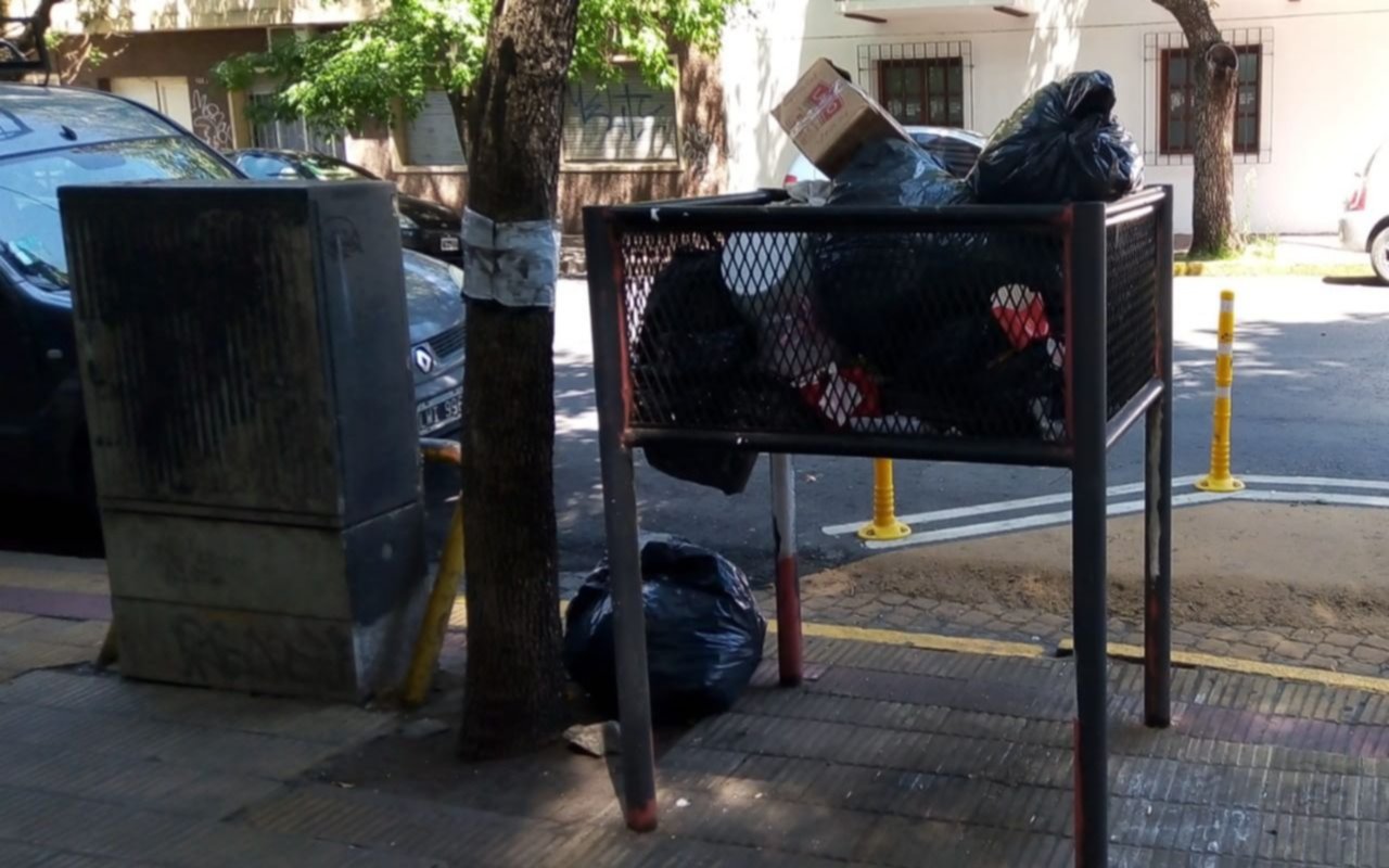 Denuncian que no retiran la basura de los canastos en 55, de 1 a 5