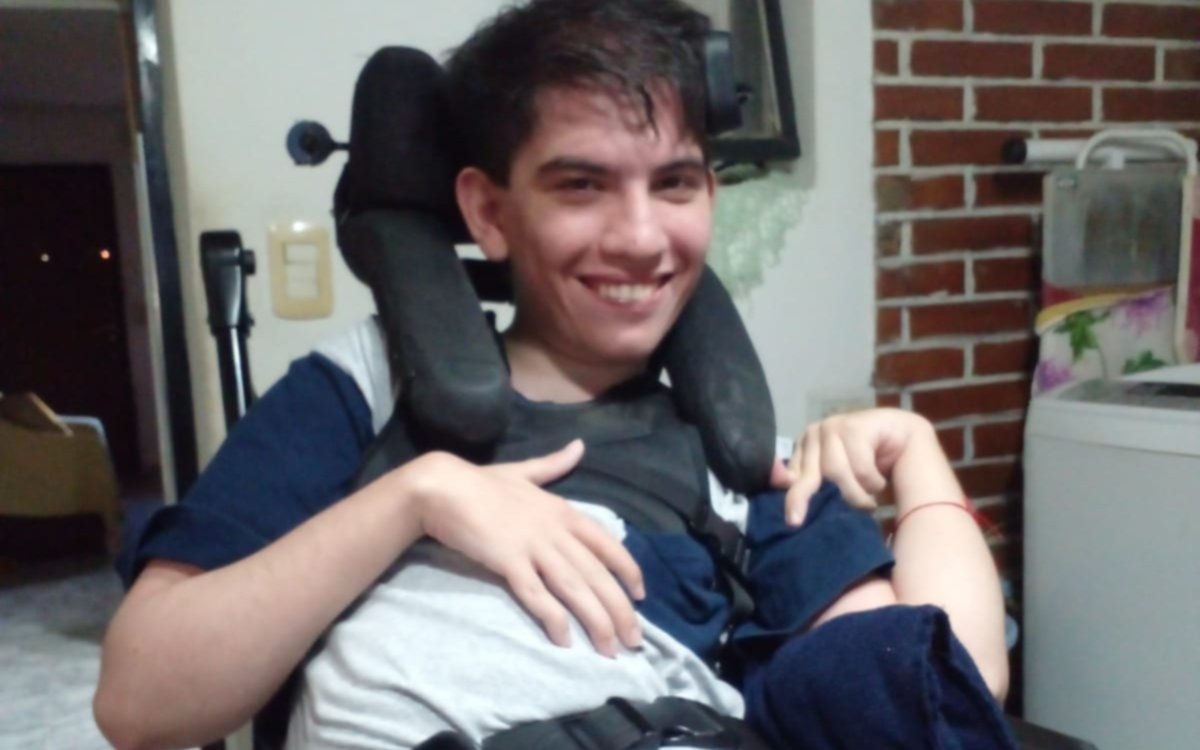 Un joven con escoliosis sigue esperando desesperadamente la silla postural