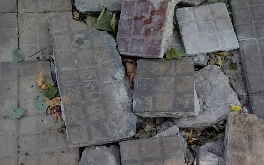 Vecinos denuncian falta de reparación de veredas tras obras de Absa