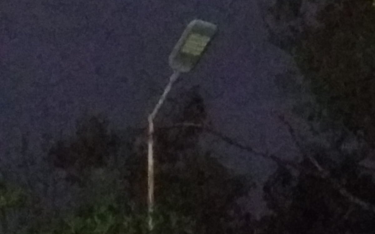 Vecinos de Villa Elvira reclaman reparos en luminarias publicas