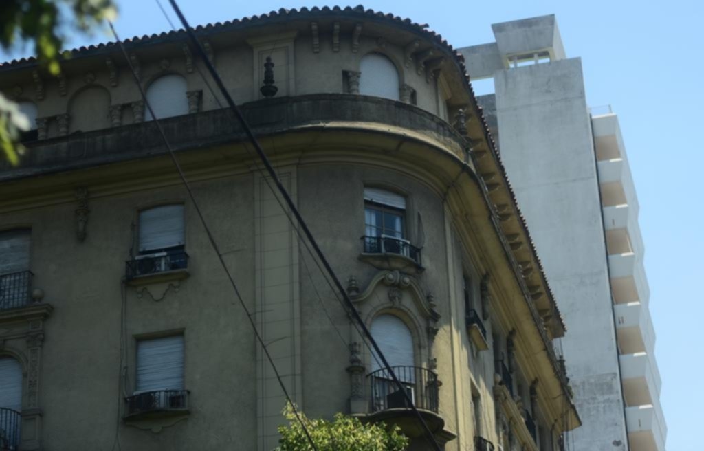 Hacen un boquete frente a la Legislatura y se llevan medio millón de pesos