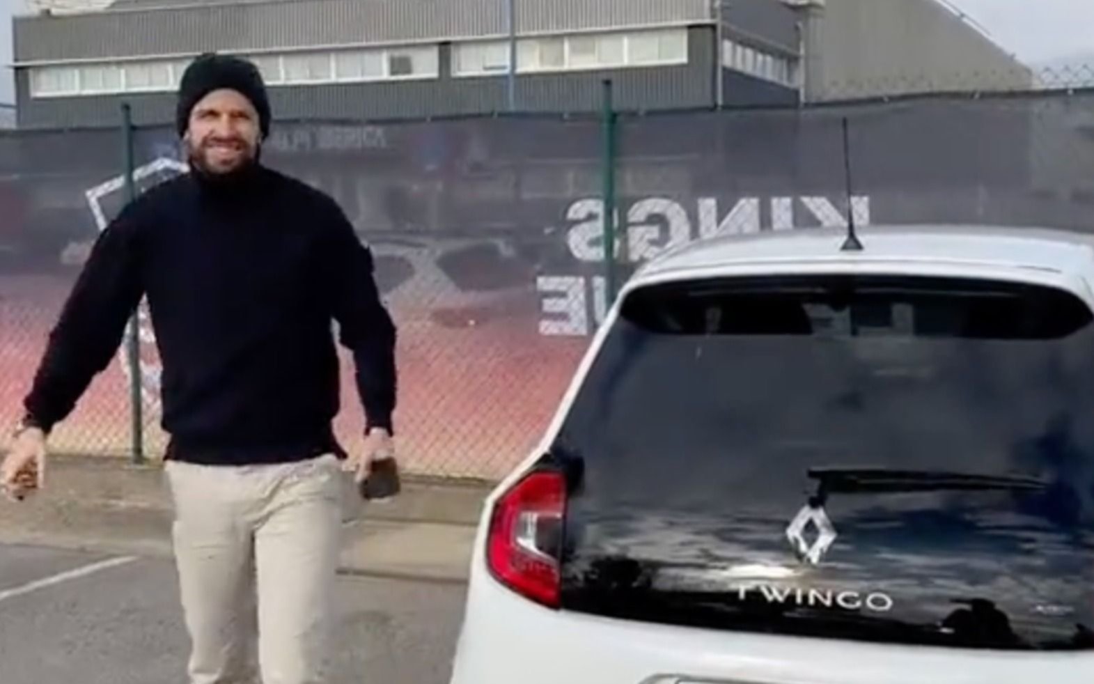 VIDEO. Revelan un mensaje oculto para Shakira en la patente del Twingo de Piqué
