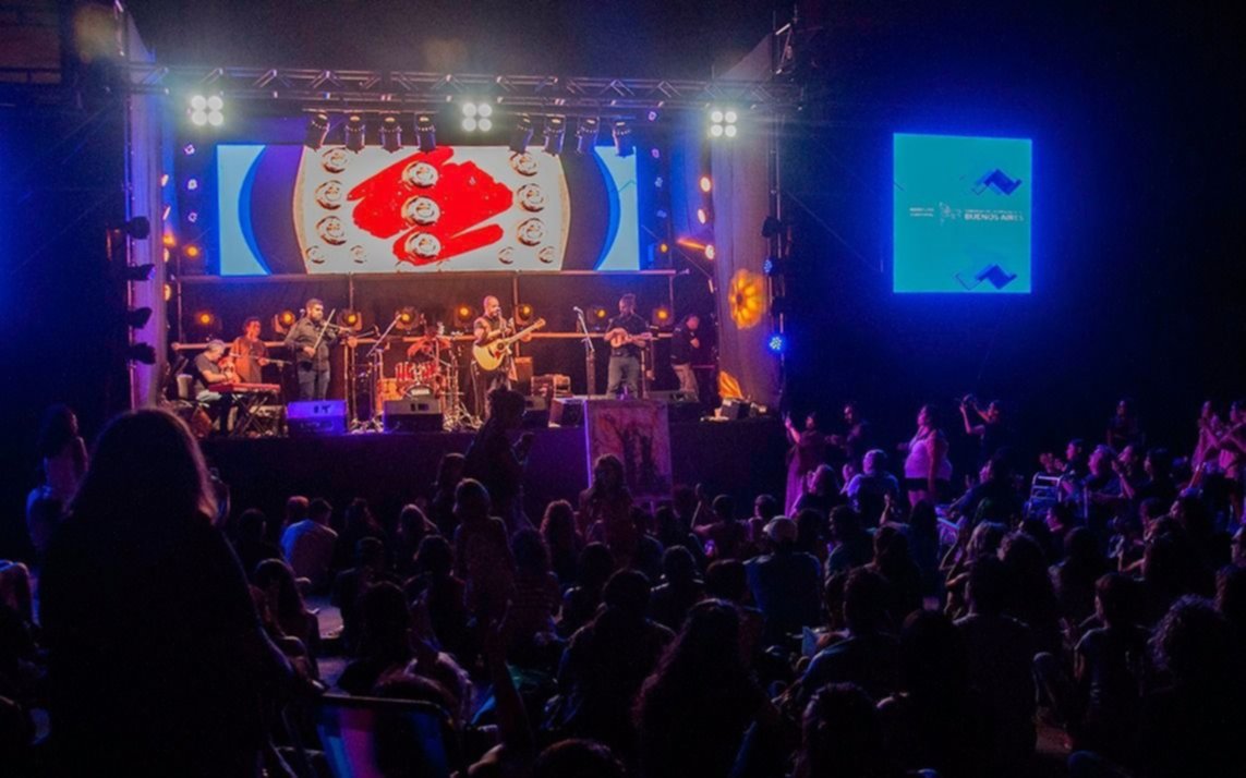 Se viene otro jueves de música en vivo y baile al aire libre en el Teatro Argentino 