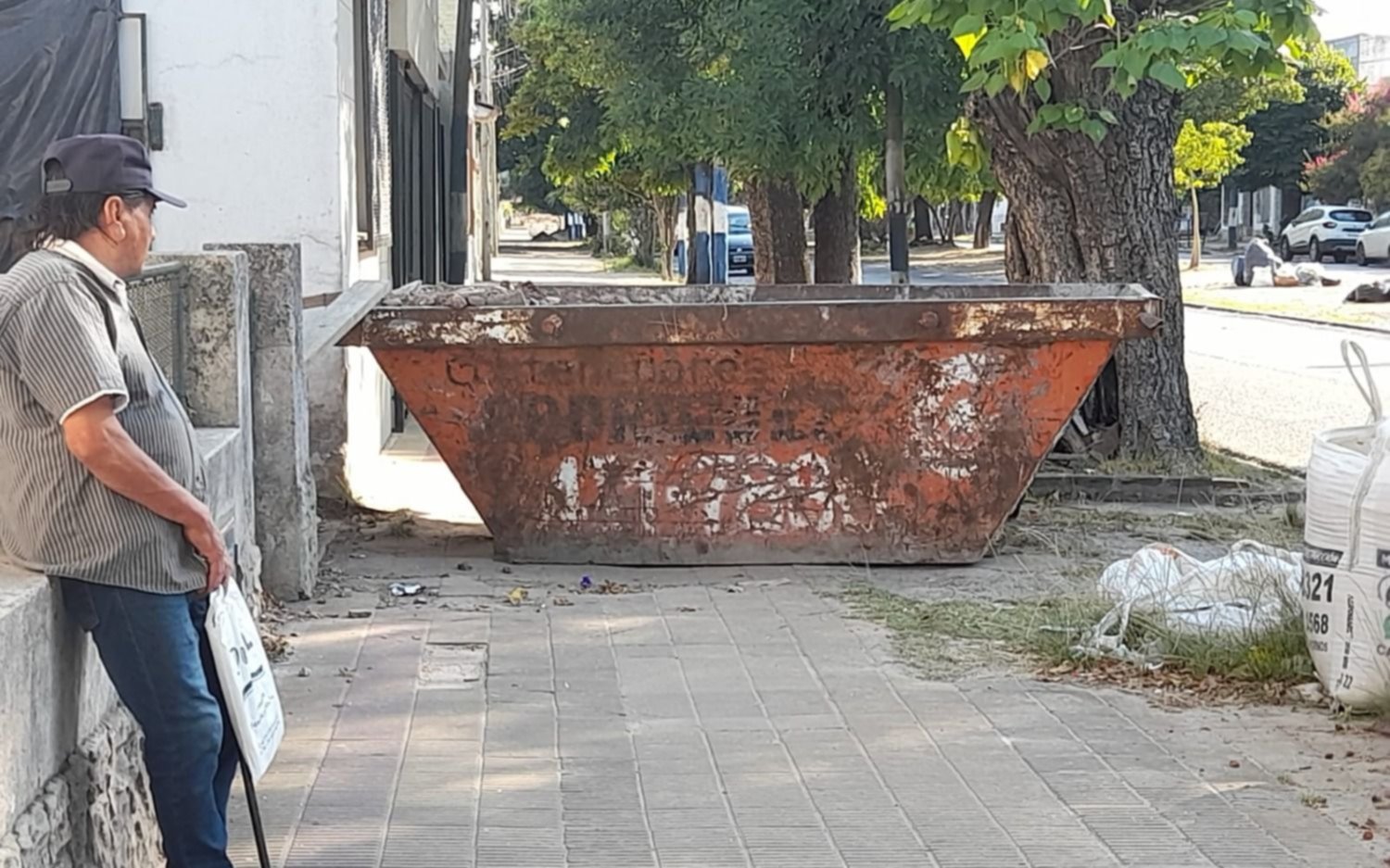 Advertencia vecinal en Los Hornos por un contenedor: "Es un peligro para los peatones"