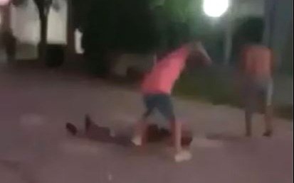 VIDEO. Botellazo en la cabeza, patada voladora y más golpes: brutal ataque a la salida de un boliche en Santa Fe