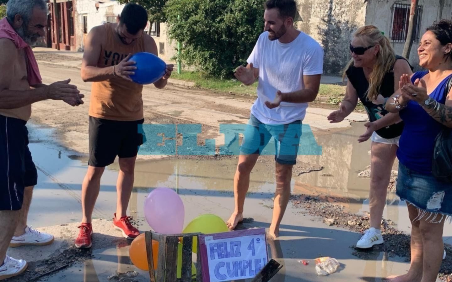 Fiesta sorpresa en Berisso: un bache cumplió 4 años y le cantaron el "feliz cumpleaños"