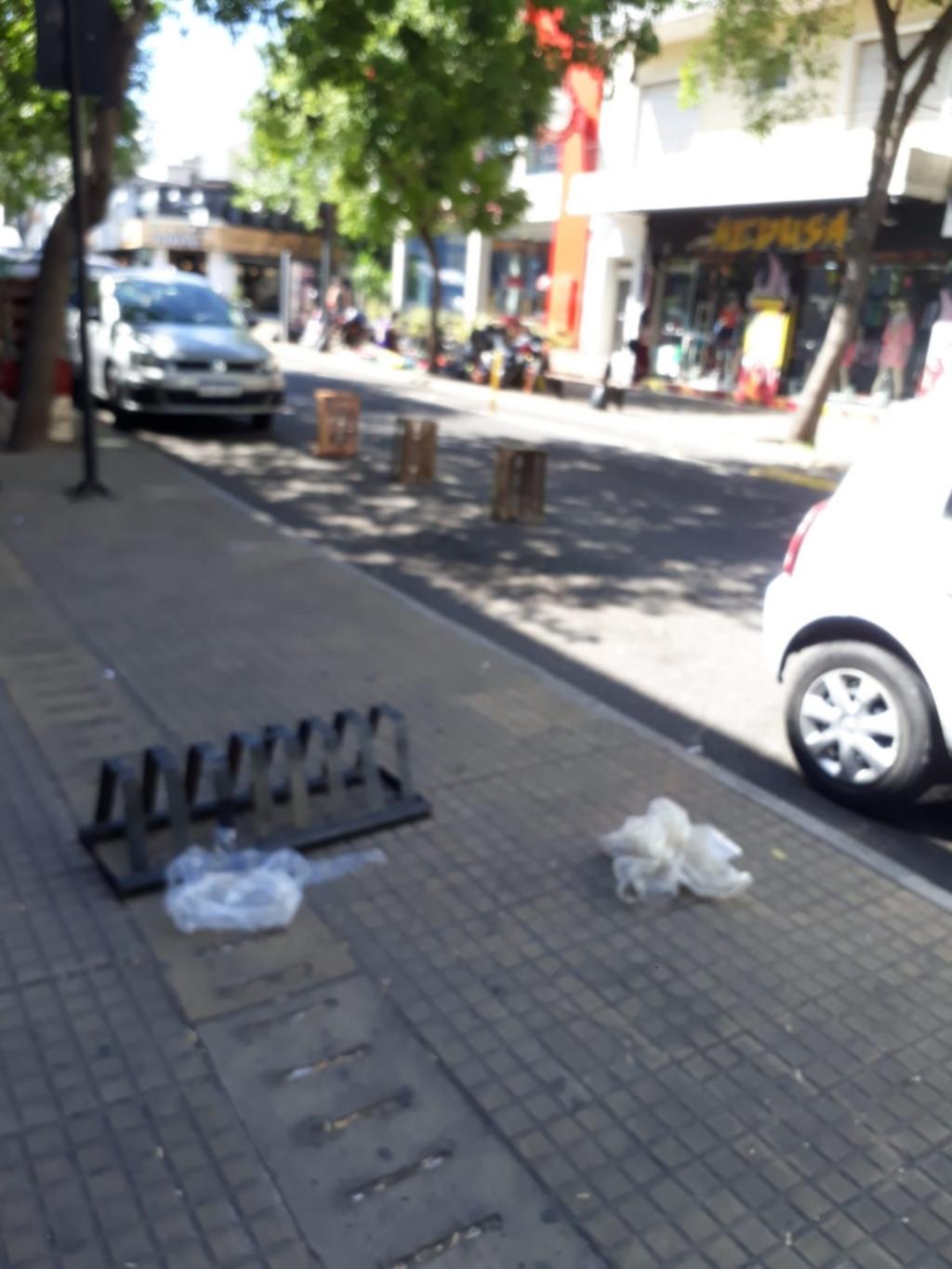No afloja la reserva ilegal de estacionamientos